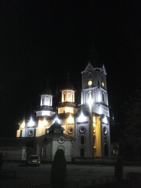 Biserica - vedere în timpul nopții